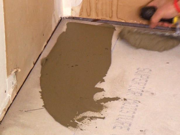 Разстилане на хоросан върху подовата площ, за да се извърши монтаж на подови дъски от плочки.