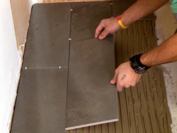 V tem projektu izboljšanja stanovanj polaganje talnih plošč iz deske na mešanico malte na tla.
