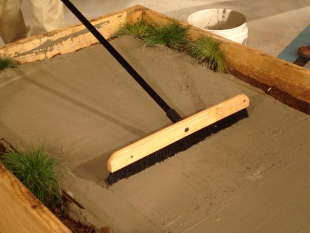 плъзнете бетонната довършителна метла по повърхността