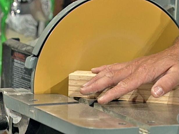 sử dụng máy chà nhám đĩa để làm tròn các cạnh của gỗ sồi đỏ