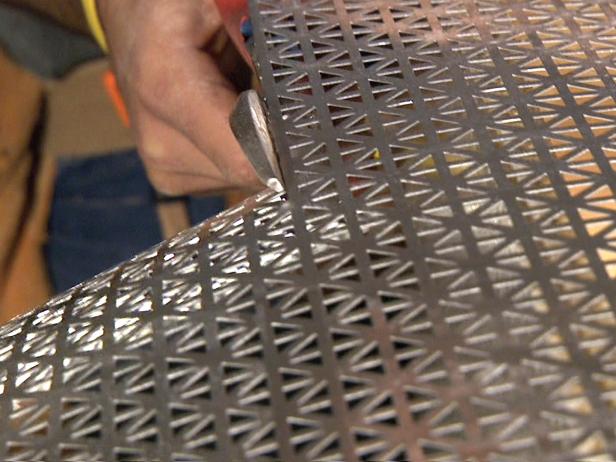 Jäähdyttimen kannen valmistukseen käytetyn alumiinimateriaalin leikkaaminen.