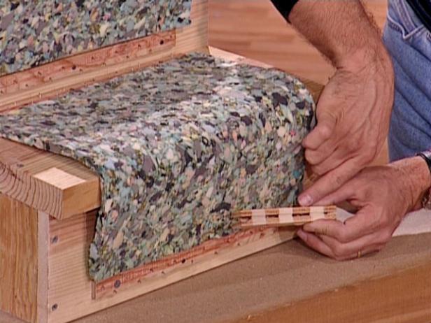 Cómo instalar un corredor de alfombras en escaleras de madera