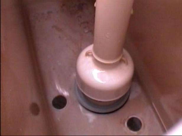 Cómo drenar un tanque de agua de inodoro