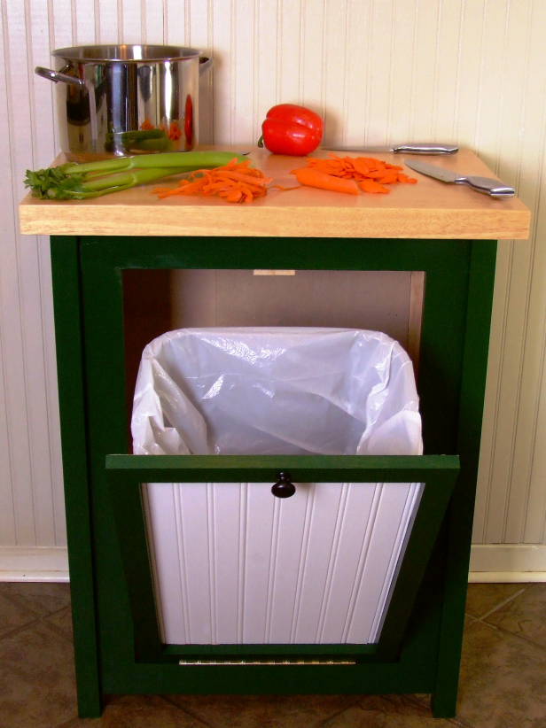 Скрийте кофата за боклук със стил с този шкаф с отворени врати.
