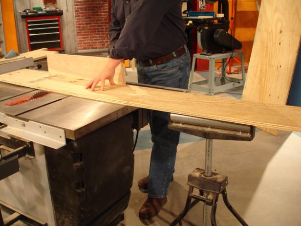 use un soporte de rodillo para sostener la tabla mientras corta