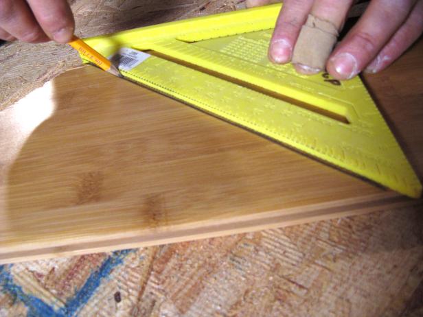 Izmantojot dzeltenu mērinstrumentu, atzīmējiet vietu uz bambusa grīdas gabala.