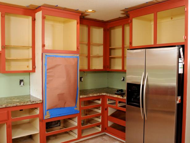 Cómo pintar gabinetes de cocina con un acabado de dos tonos