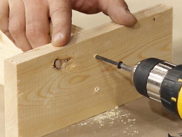 fixeu els cargols al bloc de fusta