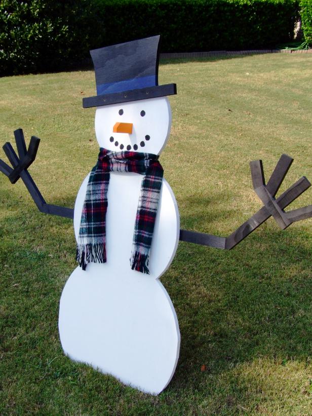 Paano Bumuo ng isang Wooden Snowman