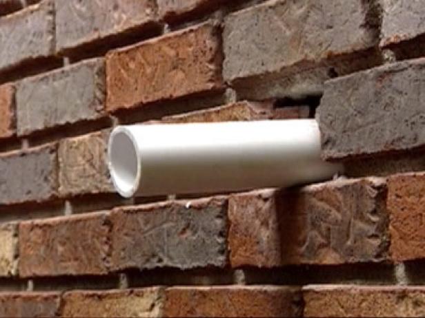 прокарайте PVC през стената