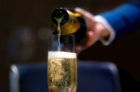 Bubbly and Bright: 15 Champagnes Terbaik dengan Harga Kurang dari $ 100