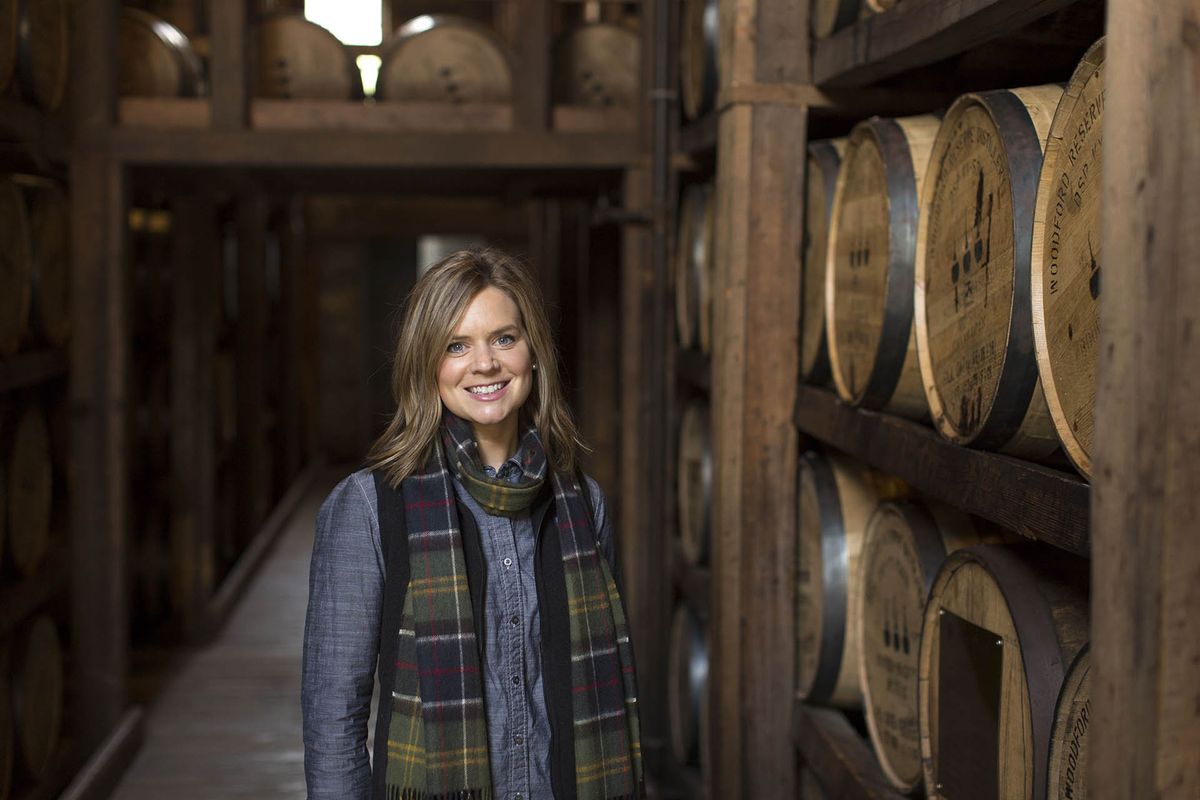 Elizabeth McCall de Woodford Reserve en la casa del barril de whisky