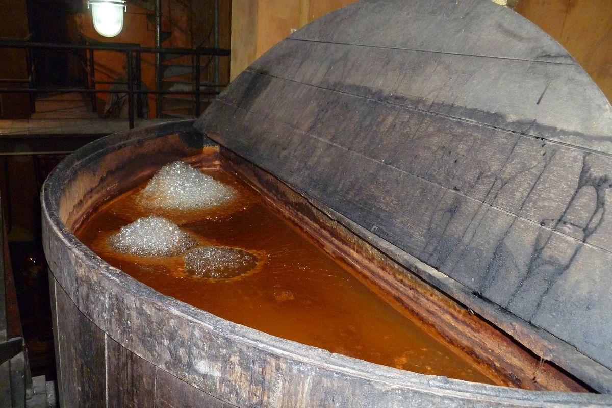 Ron en un tanque de fermentación, burbujeando