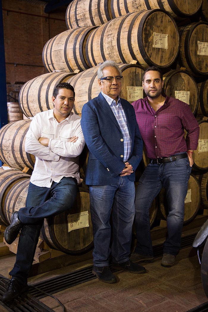 Alejandro Lopez (à droite), Ricardo Lopez (au centre) et Maurilio Lopez (à gauche) de Tequila Avión / Photo de Penny De Los Santos