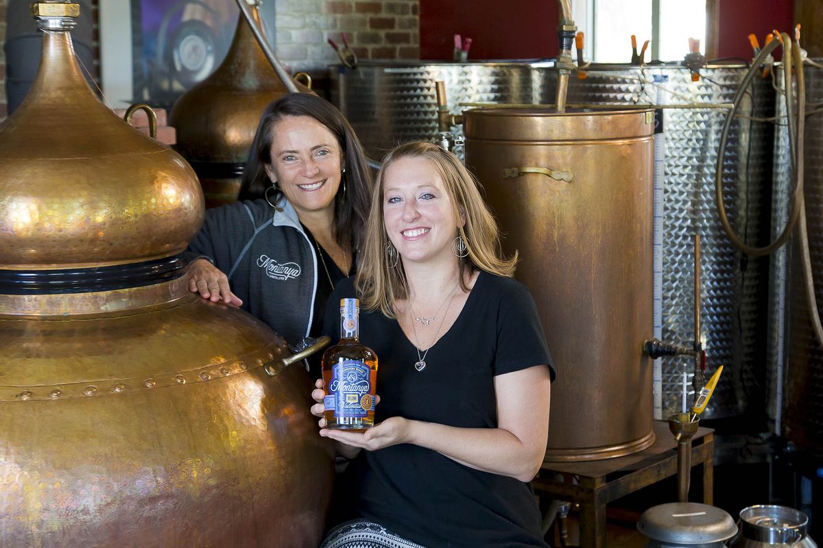 Karen Hoskin, Montanya Distillersi asutaja / omanik (vasakul) koos destilleerija ja piiritusetehase juhataja Renee Newtoniga / Nathan Bilowi ​​foto
