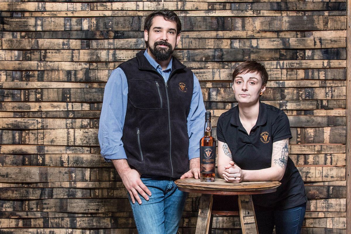 D’esquerra a dreta: Ian Thomas de Virginia Distillery Company / Marian Cunningham, assistent de destil·lació