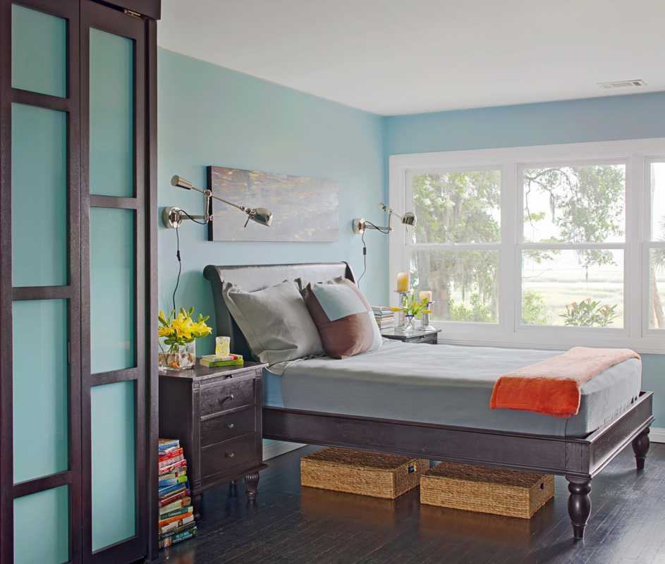 světle modrá ložnice pod postelí úložný prostor