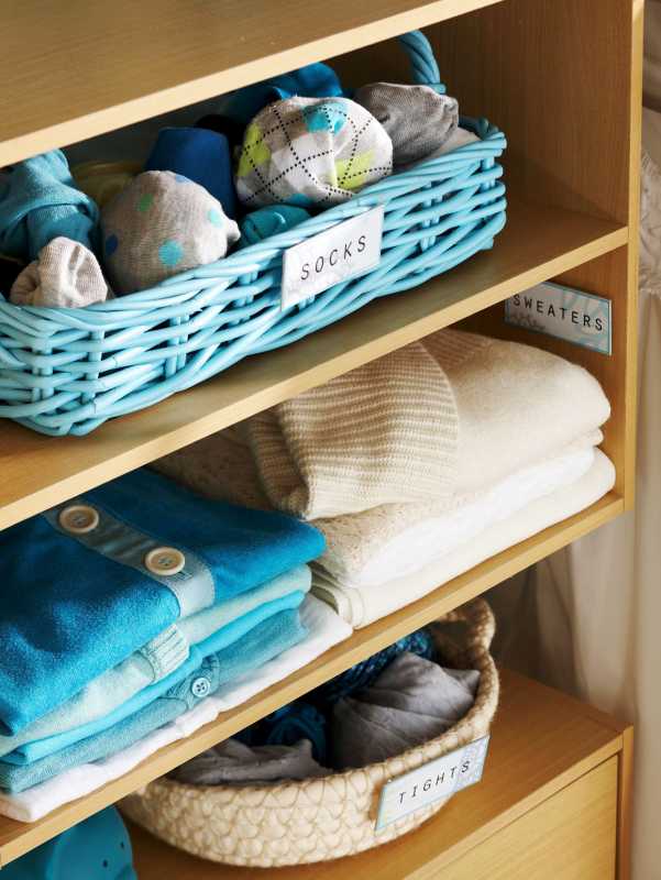 roupas azuis e brancas nas prateleiras do armário