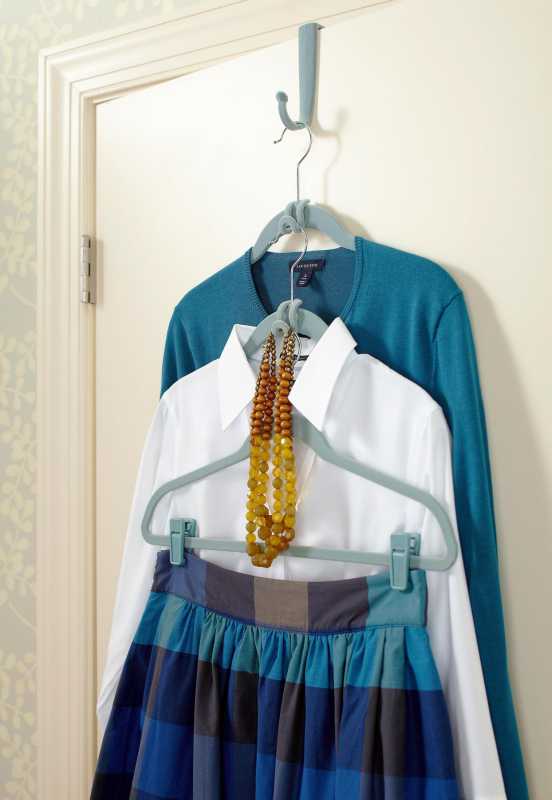 odjeća prikazana na visećoj kuki za vrata