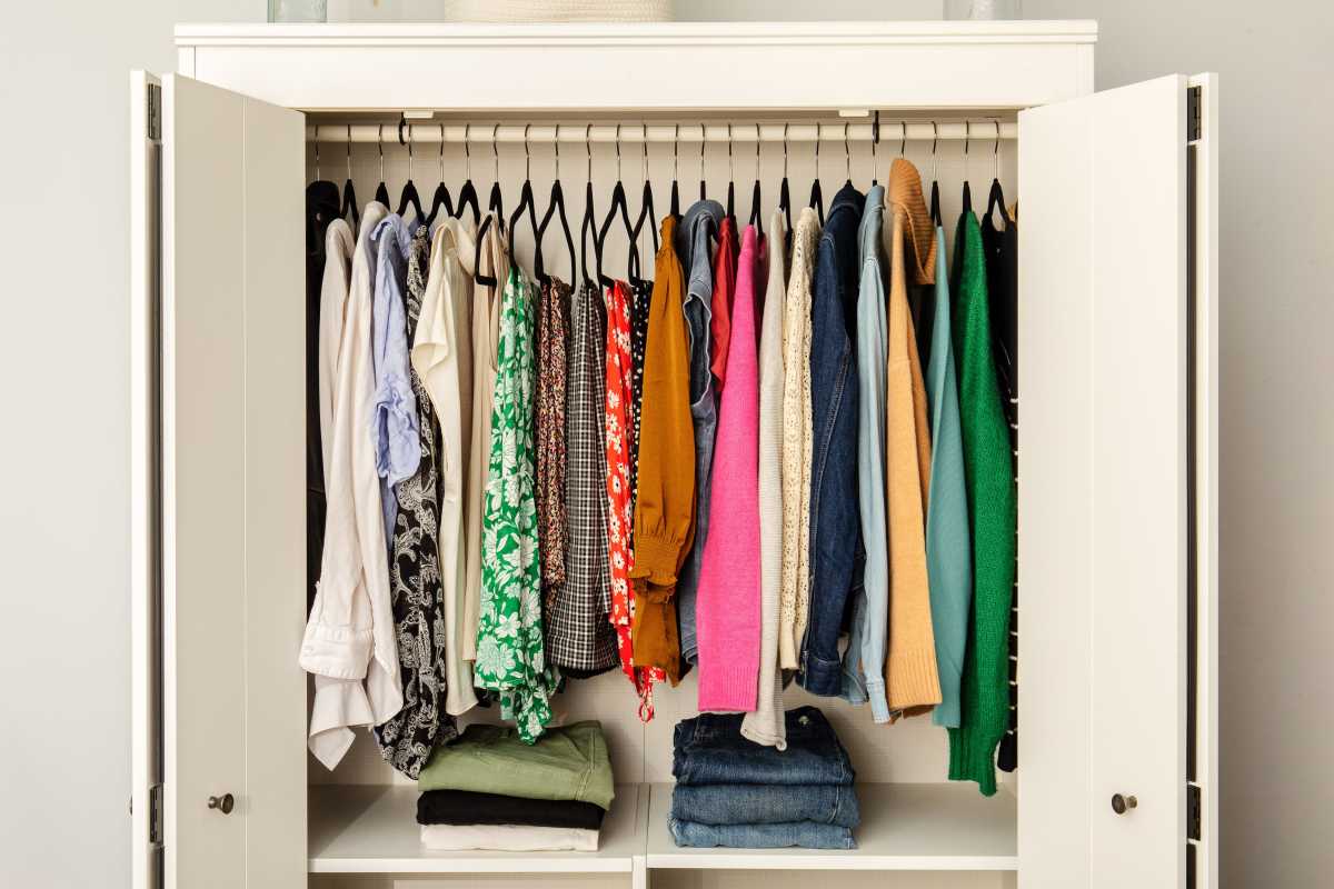 10 gudras stratēģijas apģērbu kārtošanai jūsu telpā