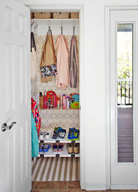 Nápady na organizaci šatní skříně, které vám usnadní vyběhnutí ze dveří