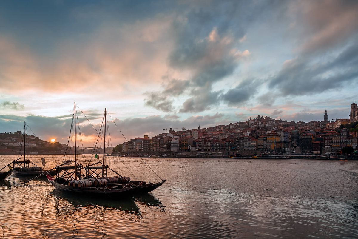 Pelabuhan diangkut keluar kota senama, Porto, Portugal / Getty