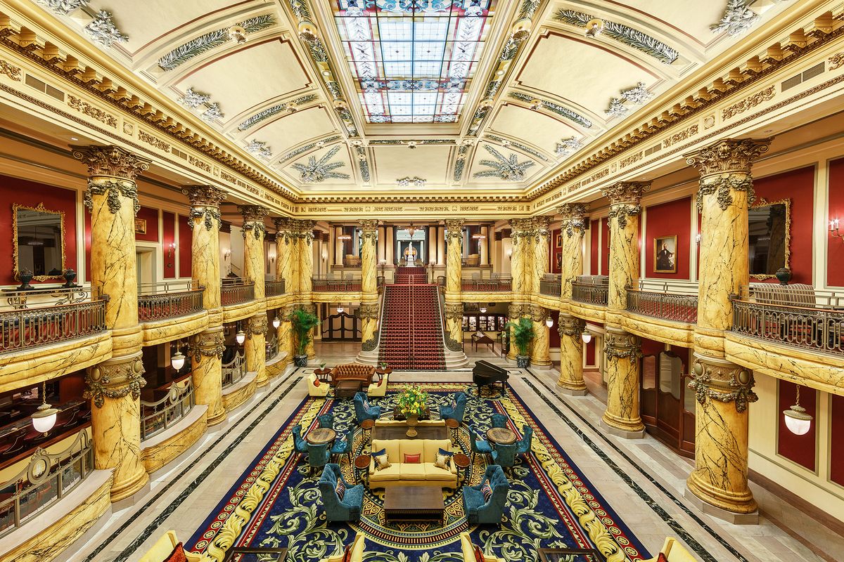 Lobby e Grand Staircase do Jefferson Hotel Rotunda.
