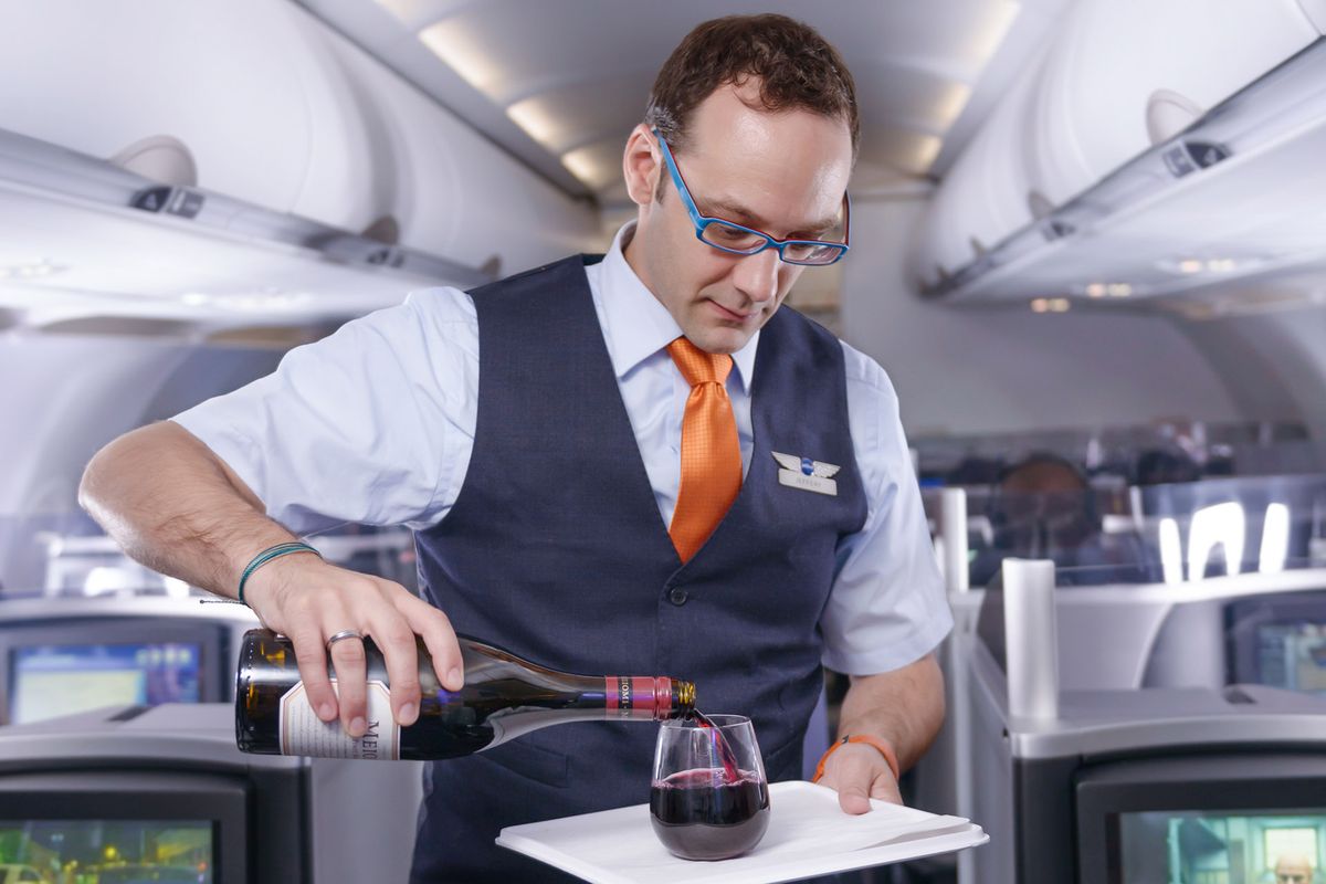 JetBlue saatja valab klaasi punast veini