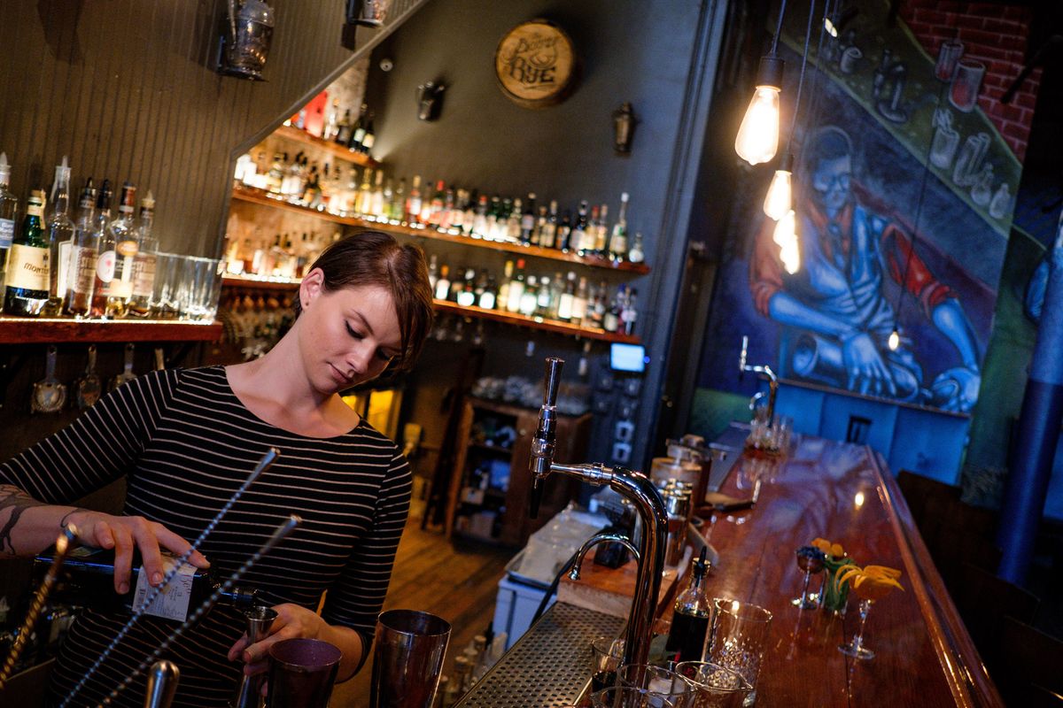 Barman care face băuturi la The Berry and Rye / Foto, prin amabilitatea Vizitați Omaha