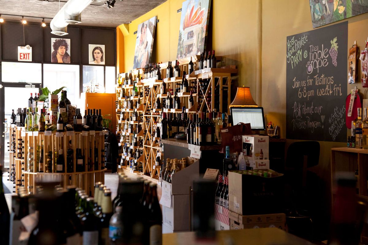 Interior de la tienda de vinos de uva noble