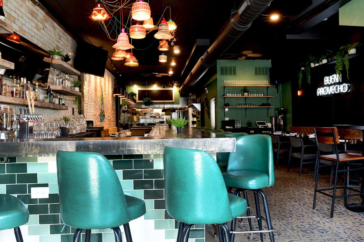 Bar interior decorado com azul-petróleo do Amaru Chicago