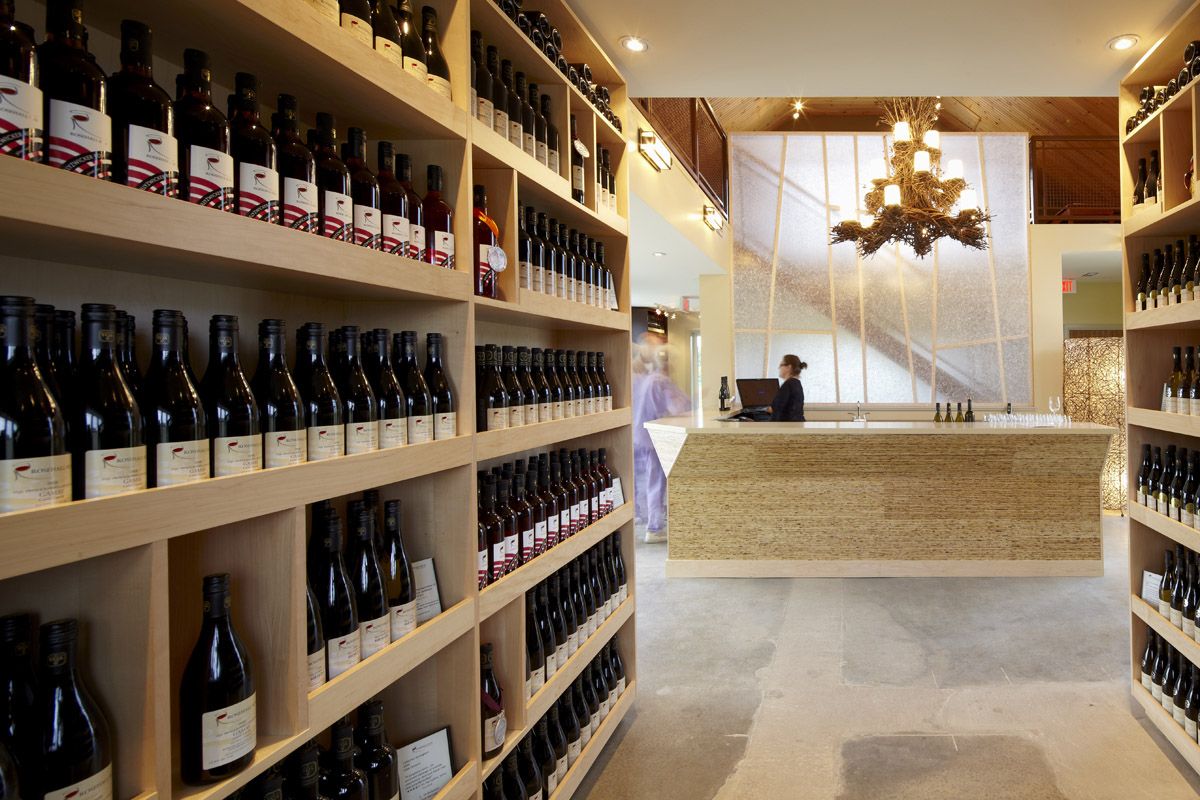モダンなバーに続く廊下を下るワインの棚