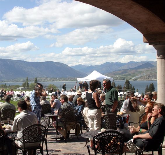 Los huéspedes contemplan el lago Chelan desde el recinto de conciertos de Tsillan Cellars.