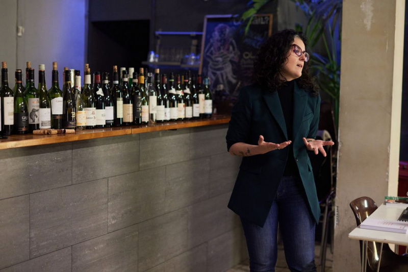   učitelj razlaga z vrsto vin, degustiranih med tečajem WSET 3. stopnje v podzemlju Mau Mau v Barceloni