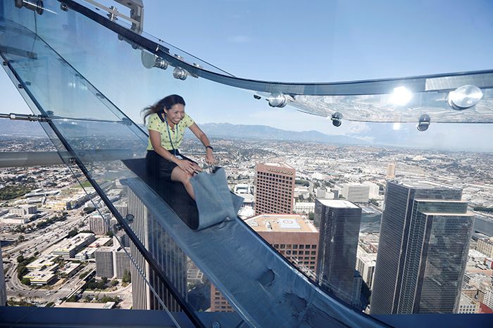 Menunggang Skyslide di tingkat 69 dan 70 Menara Bank A.S. yang terletak di dek pemerhatian OUE Skyspace LA di pusat bandar Los Angeles, California.