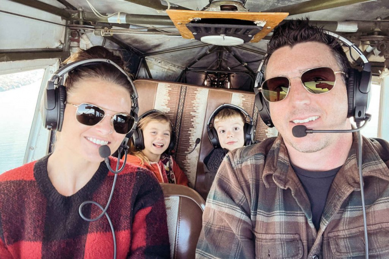   família voando em avião sobre o Lago Michigan