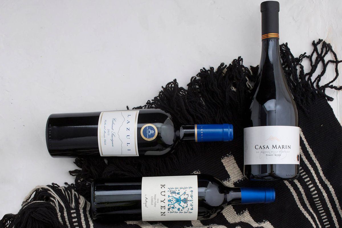 משמאל לימין: Viña Aquitania 2015 Lazuli Cabernet Sauvignon Antiyal 2014 Kuyen Casa Marín 2011 Lo Abarca Hills Vineyard Pinot Noir.