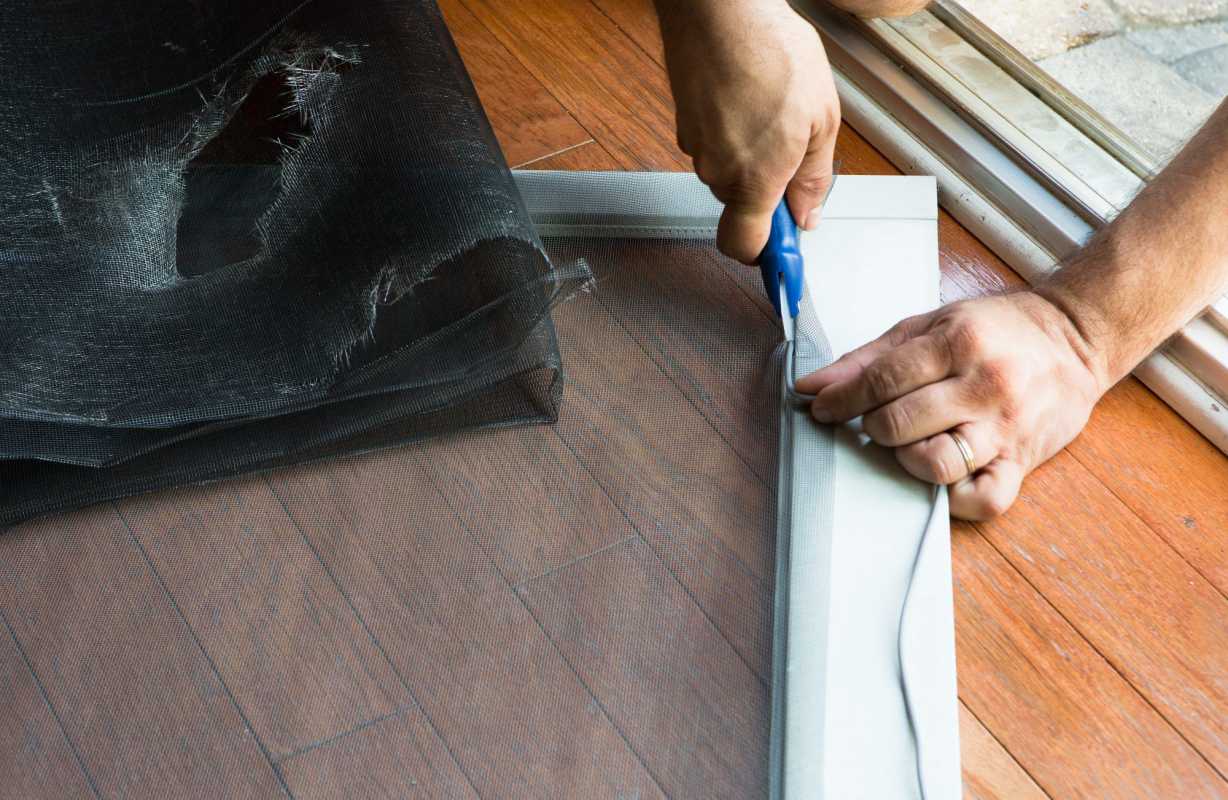 Comment réparer ou remplacer une moustiquaire de fenêtre ou de porte