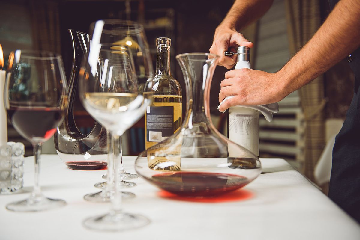 Ανοίγοντας μπουκάλι κατά τη διάρκεια της γευσιγνωσίας κρασιού στο σπίτι