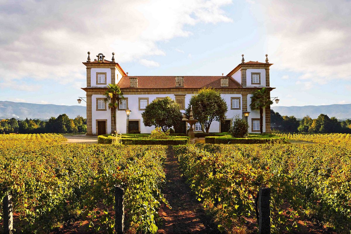 Posestvo Solar de Serrade, ki izdeluje rdečo mešanico vina Vinho Verde iz grozdja Vinhão, Pedral in Brancelho