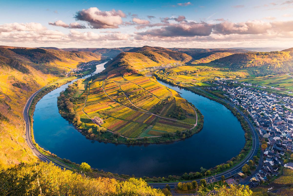 Slávny výhľad na rieku Moselle, ktorá sa prehýba 180-stupňovou zákrutou vinárskou krajinou