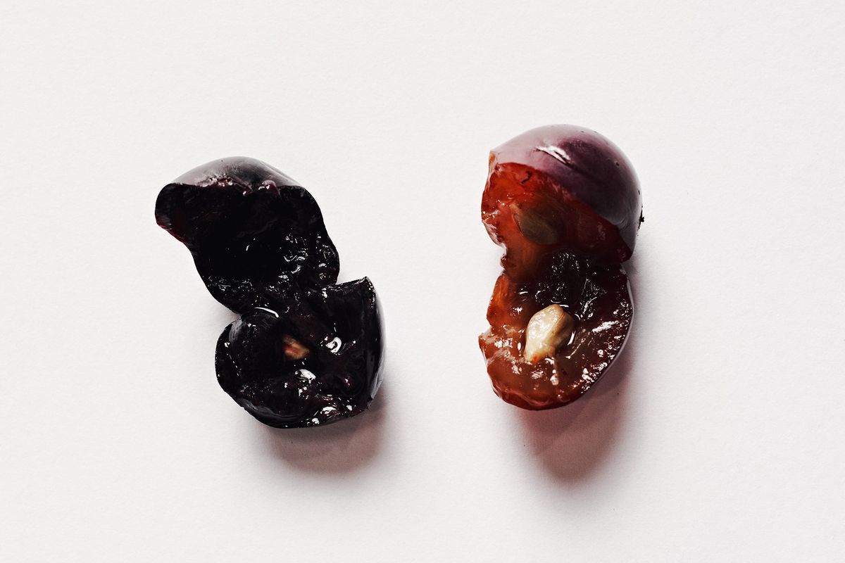 Uva que ha experimentado una maceración carbónica (izquierda) mostrando una pulpa más oscura que la uva normal (derecha) / Foto de Andrew Thomas Lee, cortesía de Martha Stoumen