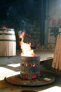 Las llamas utilizadas para lograr la forma del barril, tonelería François Frères, Saint Romain, Francia / Copyright de la foto Jean-Pierre Muzard, cortesía de Vins de Bourgogne
