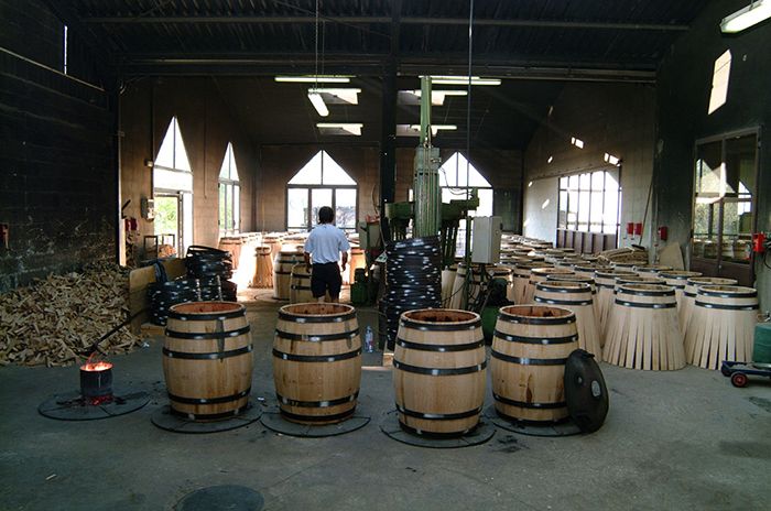 Barriles tostados y moldeados en la tonelería François Frères, Saint Romain, Francia / Copyright de la foto Jean-Pierre Muzard, cortesía de Vins de Bourgogne