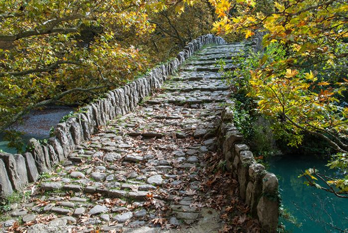 สะพานหินแบบดั้งเดิมใน Epirus ประเทศกรีซ / Getty