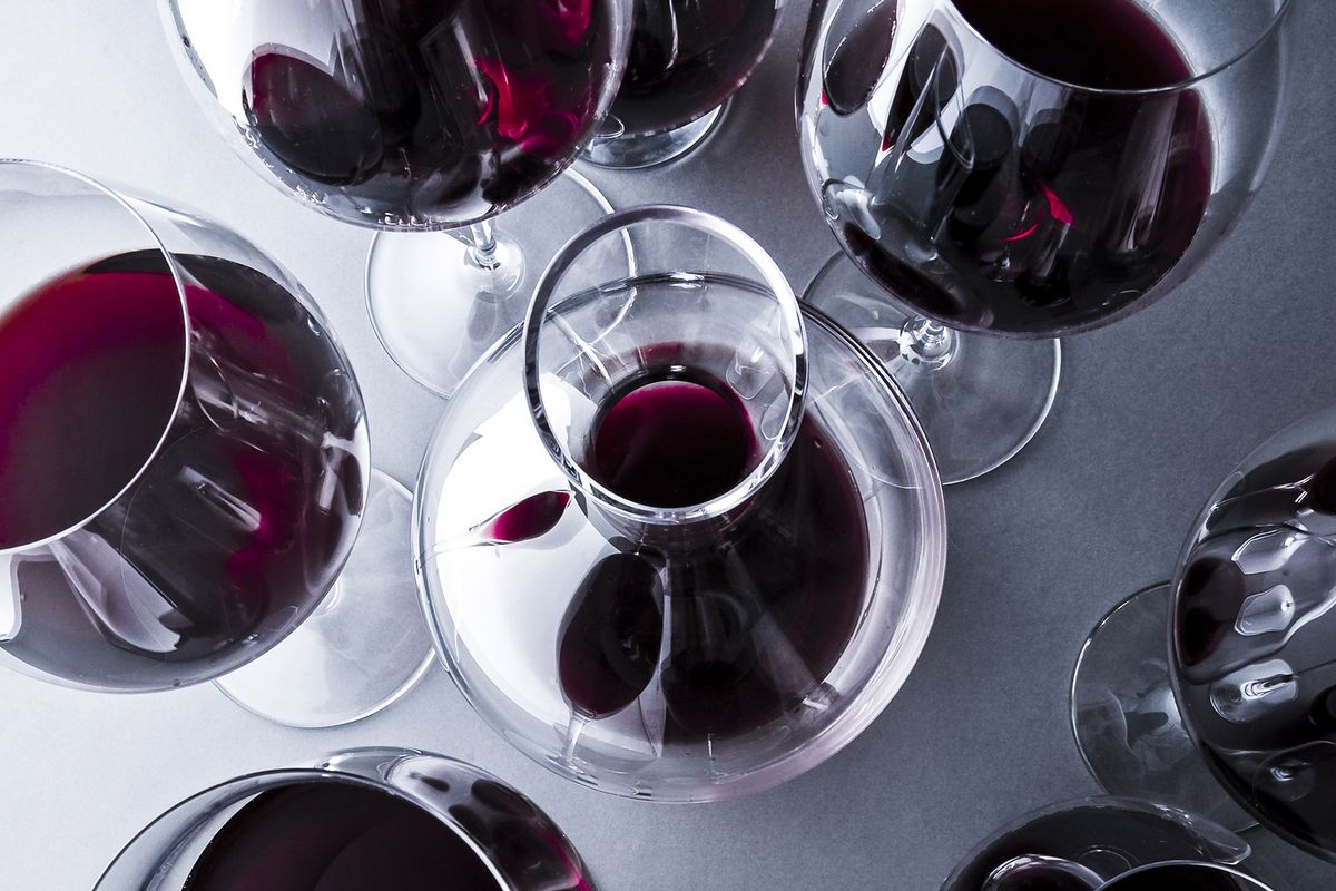 Aplink dekantą daugybė taurių vyno