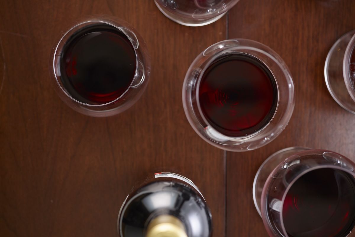 Različno rdeče vino v različnih kozarcih
