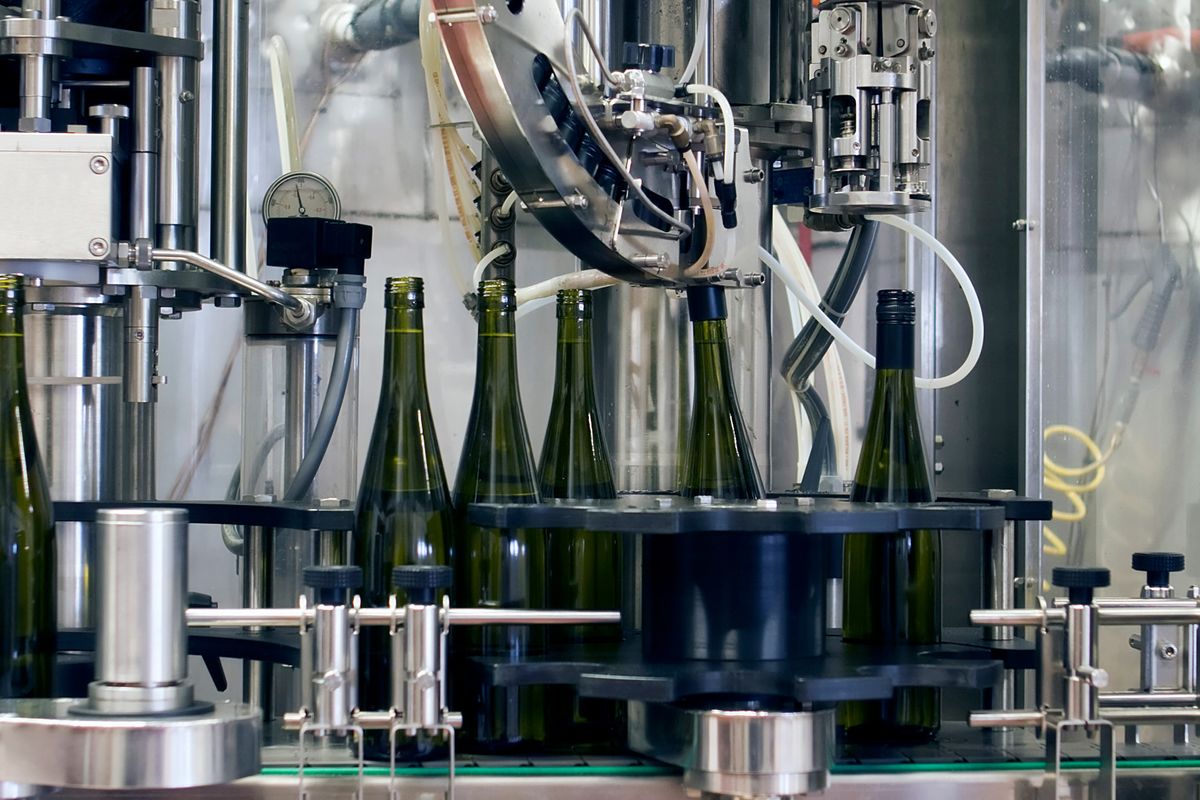 Weinflaschen werden von einer Maschine gefüllt