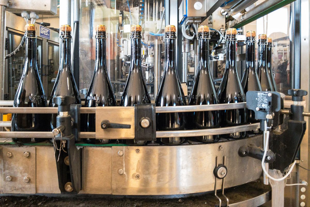 Một dây chuyền nhà máy sản xuất chai có nút chai lồng