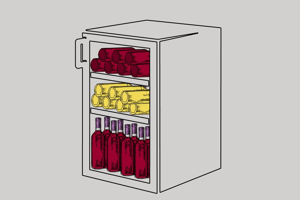 Ein Weinkühlschrank mit Flasche